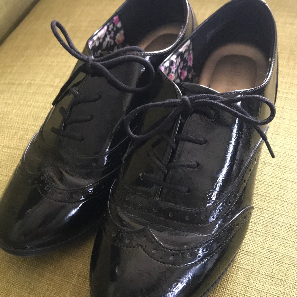 Black patent leather wingtips (9)